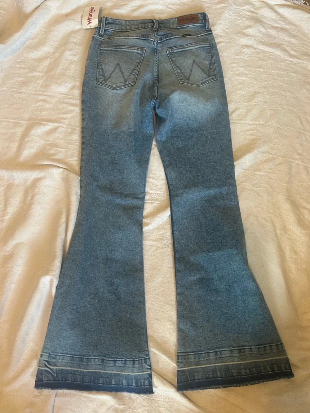 NWT Wrangler High Rise Fierce Flare Jeans - Oasis, Size 2 x 32 - Picture 11 of 14